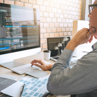 システムを確認する男性