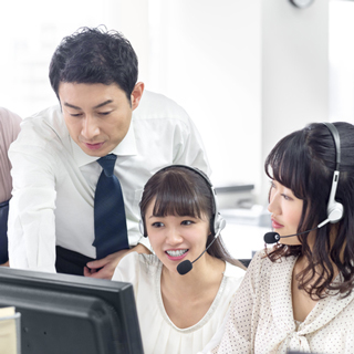 ヘッドセットをつけたオペレーター,アドバイスするビジネスマン