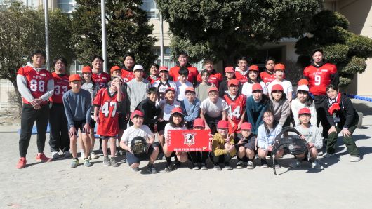 Group photo of the children and the American football club