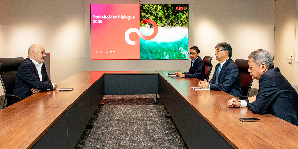 参加者がテーブルを囲んで議論している様子