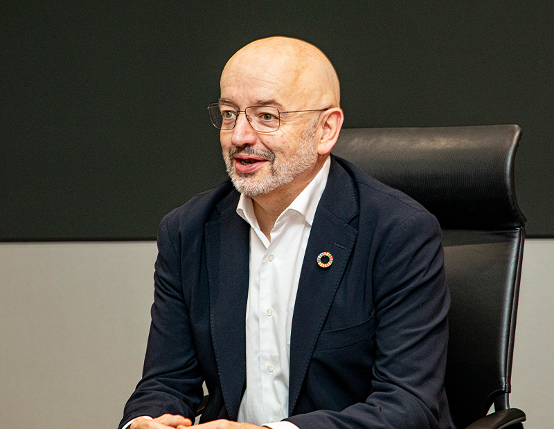 発言している_Peter Bakker氏