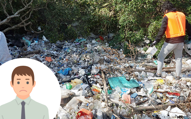A large amount of trash washed ashore, scattered not only on the beach but also on the wooded land.