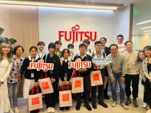 Fujitsu Hong Kong オフィス前の学生の集合写真