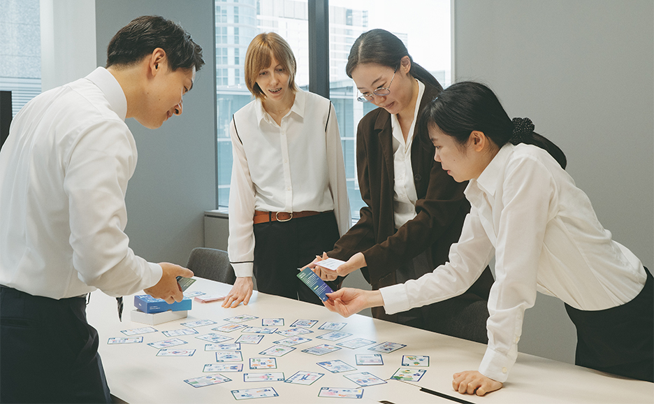 遊び方3：「解説札」を読んで議論している写真