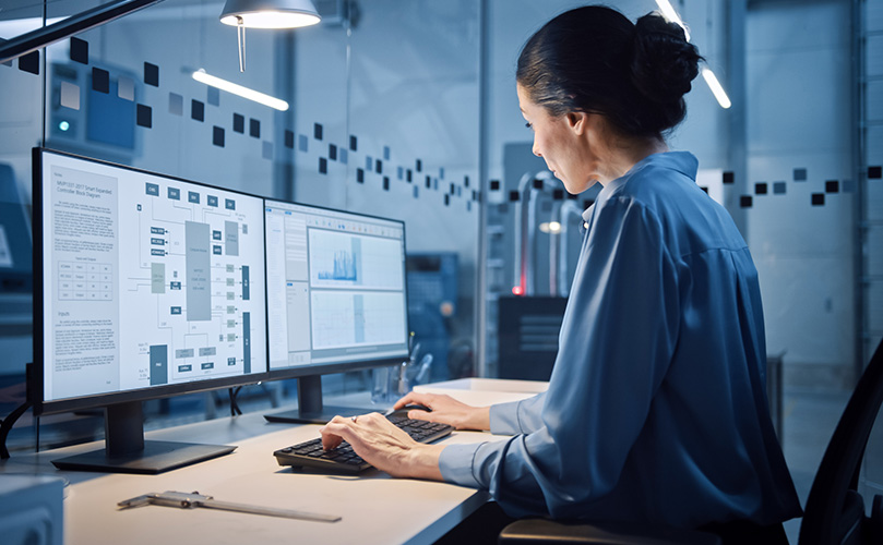 パソコンを操作する女性エンジニア