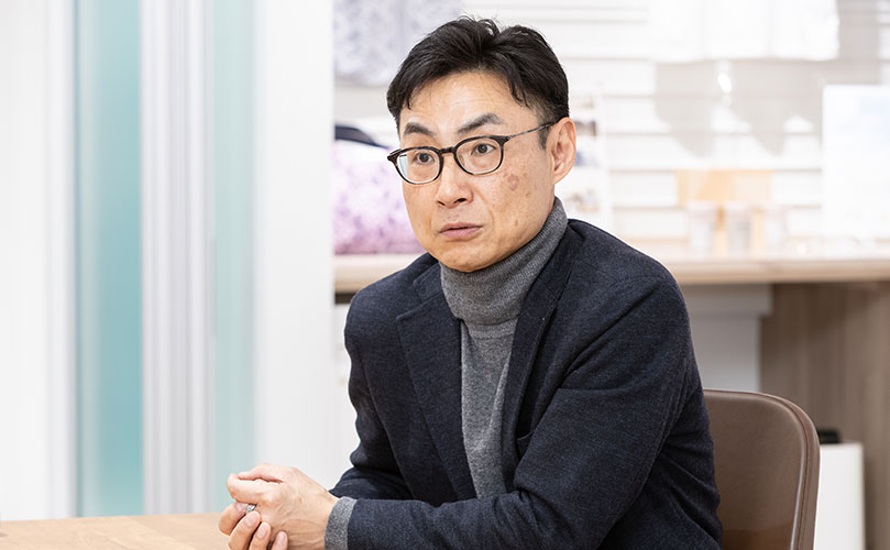 インタビューの様子を示すシーンで、富士通株式会社 Partner, Uvance Wayfindersの清水 誠が写っている。