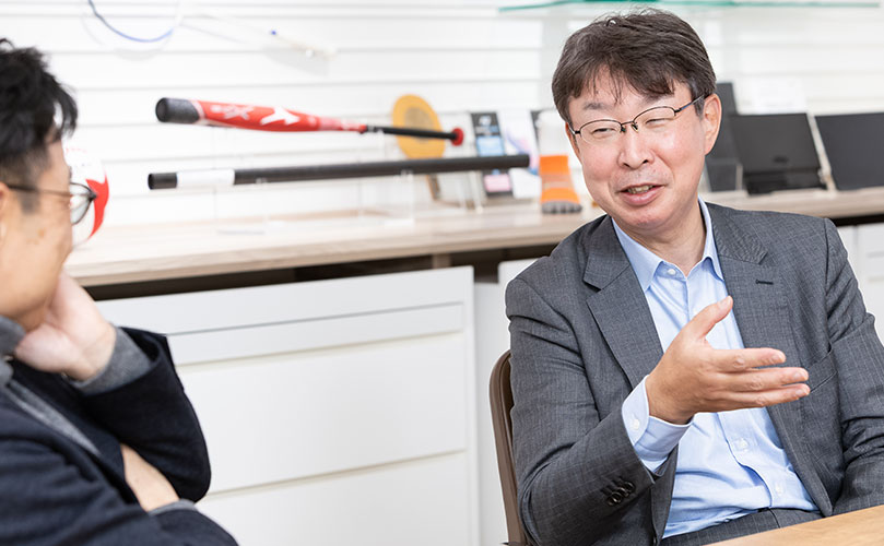 インタビューの様子を示すシーンで、帝人株式会社 グループ執行役員 デジタル・情報システム管掌の舩生 幸宏氏が写っている。