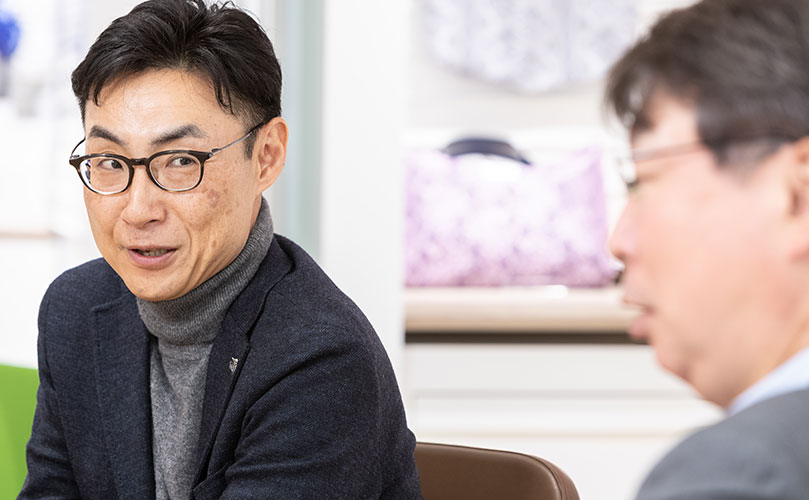 インタビューの様子を示すシーンで、富士通株式会社 Partner, Uvance Wayfindersの清水 誠が写っている。