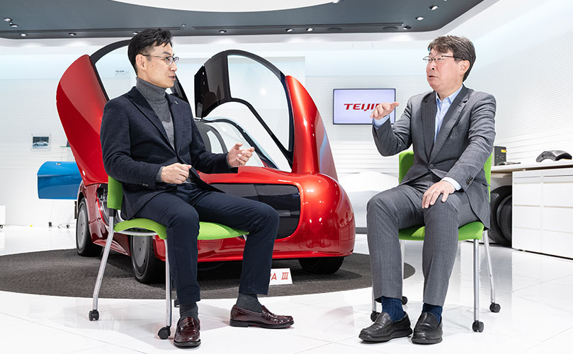 インタビューの様子を示すシーンで、帝人株式会社 グループ執行役員 デジタル・情報システム管掌の舩生 幸宏氏と富士通株式会社 Partner, Uvance Wayfindersの清水 誠が対談している様子が写っている。