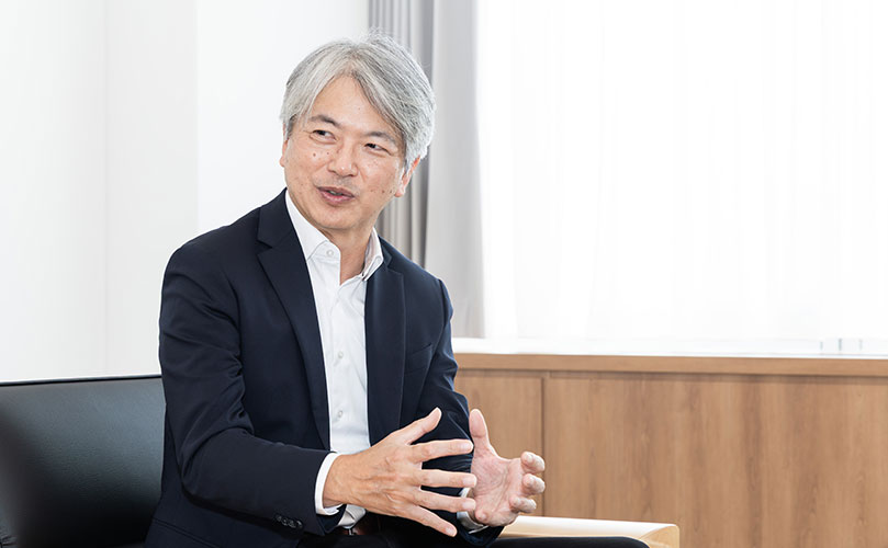 Scene from an interview showing Seishi Okamoto, Executive Officer, Senior Executive Vice President, Director of Fujitsu Research, Doctor of Science, Fujitsu Limited
