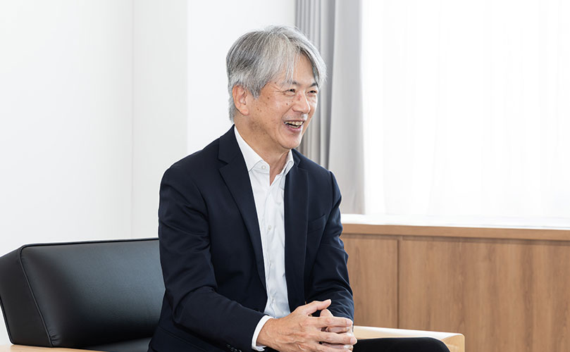 Scene from an interview showing Seishi Okamoto, Executive Officer, Senior Executive Vice President, Director of Fujitsu Research, Doctor of Science, Fujitsu Limited