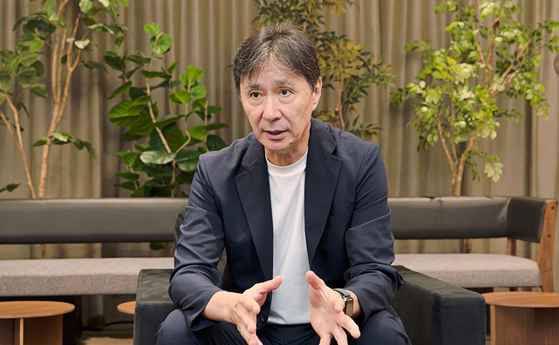 インタビューの様子を示すシーンで、富士通株式会社 Head of Japan, Managing Partner, Uvance Wayfindersの工藤 晶が写っている。