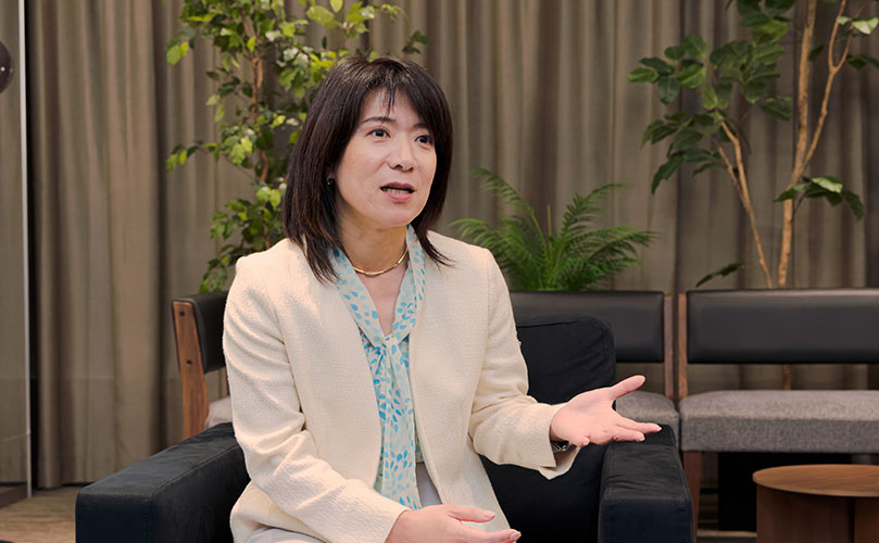 インタビューの様子を示すシーンで、富士通株式会社 執行役員常務 エンタープライズ事業担当の古濱 淑子が写っている。