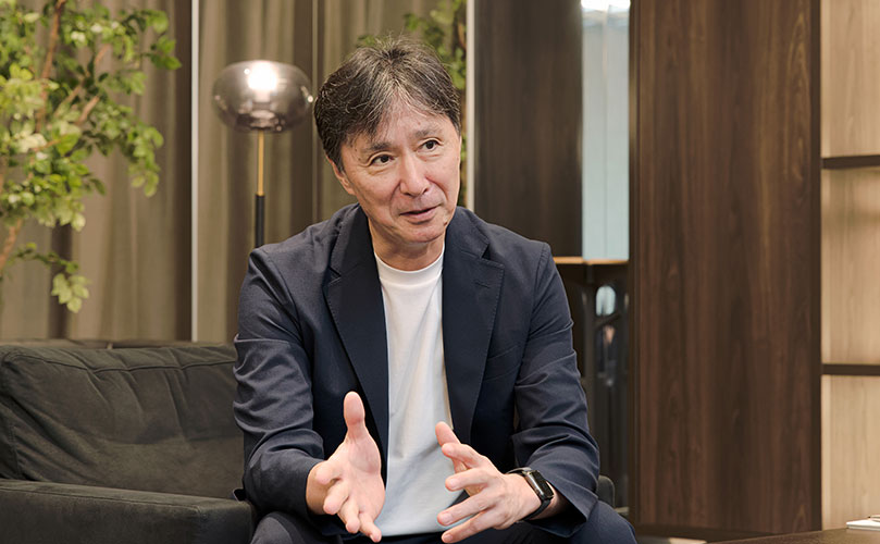 インタビューの様子を示すシーンで、富士通株式会社 Head of Japan, Managing Partner, Uvance Wayfindersの工藤 晶が写っている。