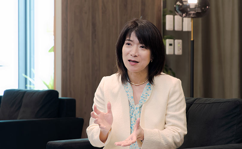 インタビューの様子を示すシーンで、富士通株式会社 執行役員常務 エンタープライズ事業担当の古濱 淑子が写っている。