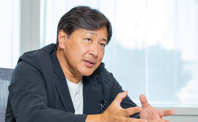 インタビューの様子を示すシーンで、富士通株式会社の最高収益責任者（CRO）である大西 俊介が写っている。