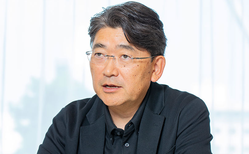 インタビューの様子を示すシーンで、富士通株式会社　Uvance Wayfinders Global CEO ＆ Senior Managing Partnerの習田 晋一郎が写っている。