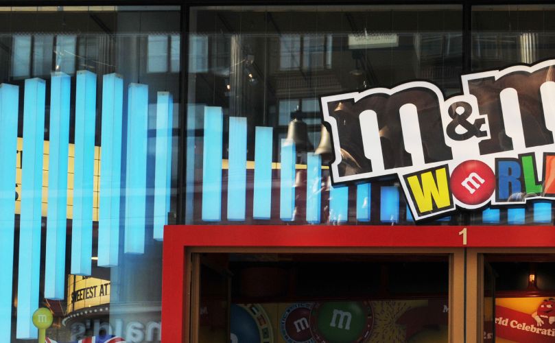 Lähivaade M&M'si poe sissepääsule, mille kohal on ukse kohal silt 'm&m world'