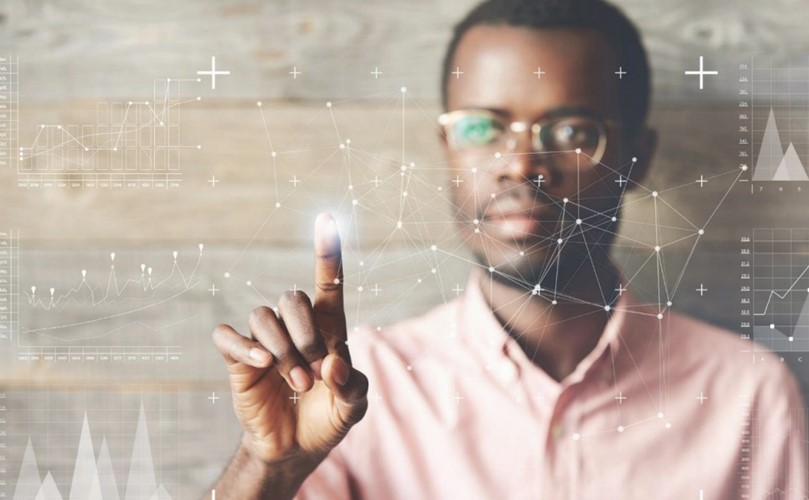 男性ビジネスマンがヴァーチャルグラフを操作している写真