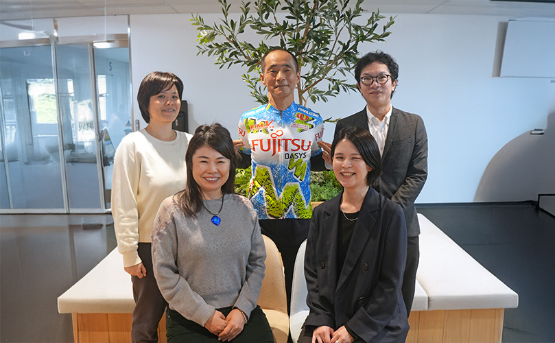 富士通株式会社 テクノロジビジネスマネジメント本部 産学連携推進室 清水 雅芳 / 浅見 智子 / 関口 麻友子 技術戦略本部 テクノロジーマーケティング戦略統括部　園部 順 / 白 湘一